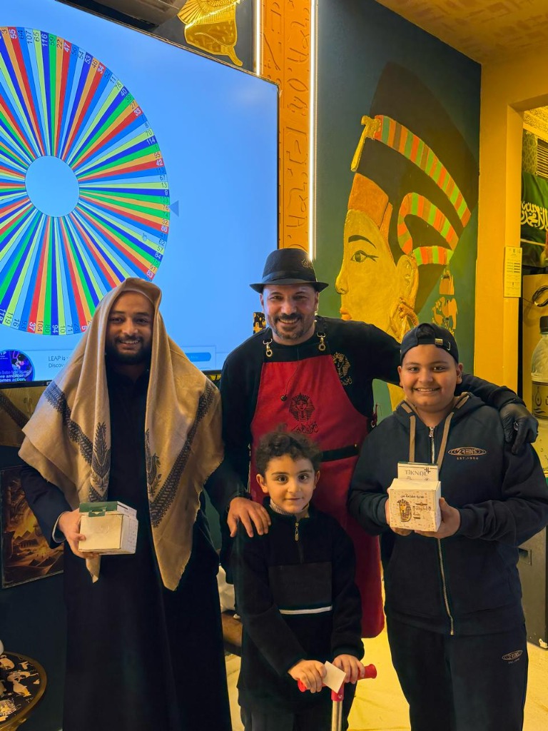 بهجة وفرح في المقهى